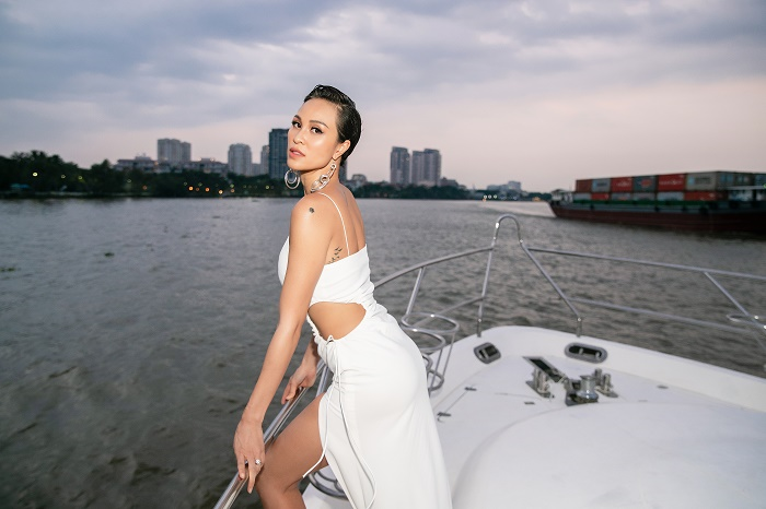 MC Phương Mai khoe vóc dáng săn chắc trên du thuyền - 5