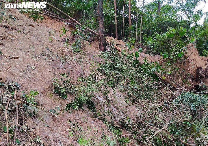 Núi sạt lở, nổ lớn, rung lắc kinh hoàng, dân Hà Tĩnh thấp thỏm lo bị vùi lấp - 2