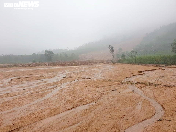 Núi sạt lở, nổ lớn, rung lắc kinh hoàng, dân Hà Tĩnh thấp thỏm lo bị vùi lấp - 1