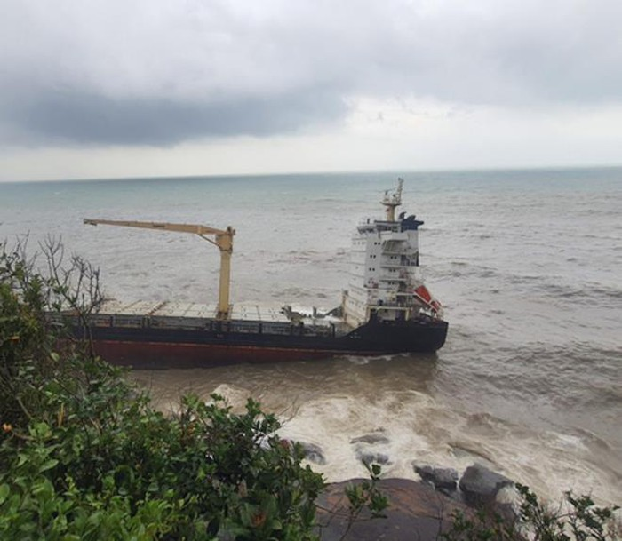 Thuyền lạ không người dạt vào bờ biển Thừa Thiên - Huế - 3