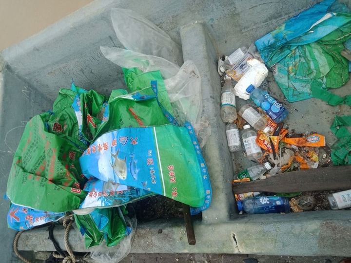 Thuyền lạ không người dạt vào bờ biển Thừa Thiên - Huế - 2