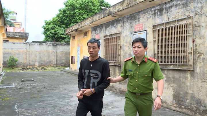 Khởi tố kẻ trộm tiệm vàng, cửa hàng điện thoại - 1