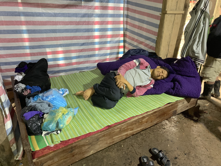 Hết chạy lũ thì chồng chết vì ung thư, người vợ tuyệt vọng không tiền mai táng - 2