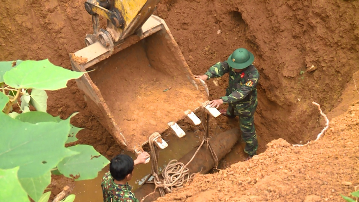 Hủy nổ thành công 2 quả bom 'khủng' ở Hà Tĩnh - 2