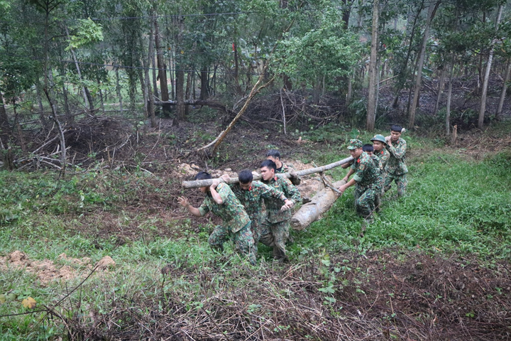 Hủy nổ thành công 2 quả bom 'khủng' ở Hà Tĩnh - 1