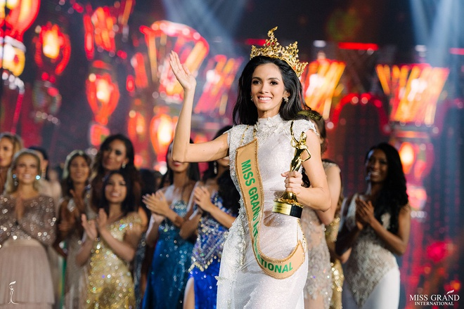 Những sự cố không ngờ tại đêm chung kết các cuộc thi hoa hậu quốc tế - 6