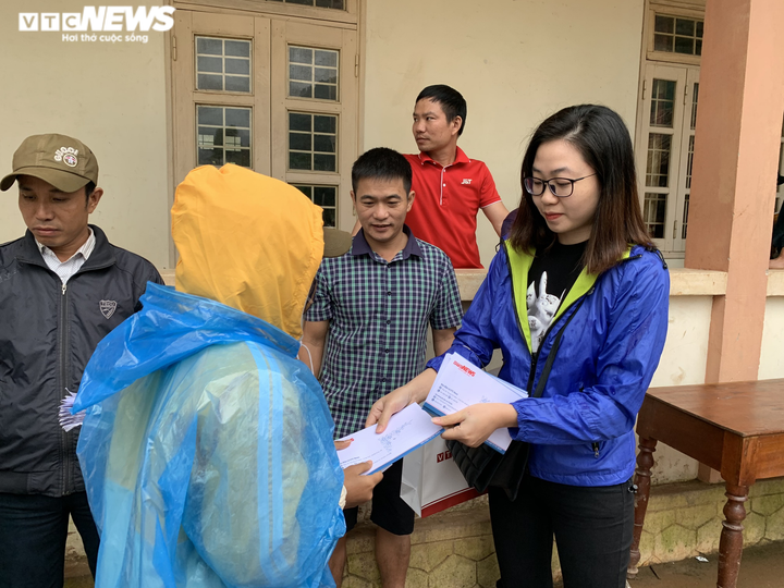 Báo VTC News trao quà của độc giả ủng hộ đồng bào miền Trung ruột thịt - 9