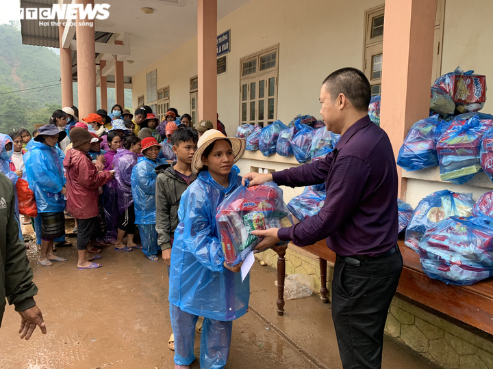 Báo VTC News trao quà của độc giả ủng hộ đồng bào miền Trung ruột thịt - 10