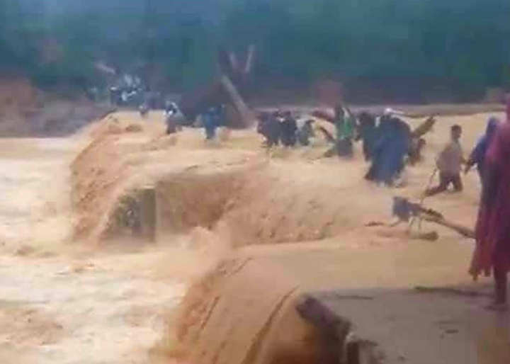 Nam thanh niên cứu 3 phụ nữ bị lũ cuốn khi mang hàng cứu trợ về nhà - 1