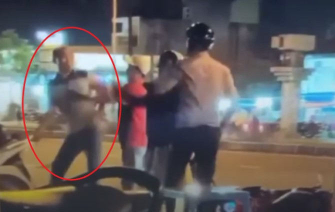 Tài xế ô tô hành hung, dọa giết đôi nam nữ đi xe máy sau va quẹt - 1