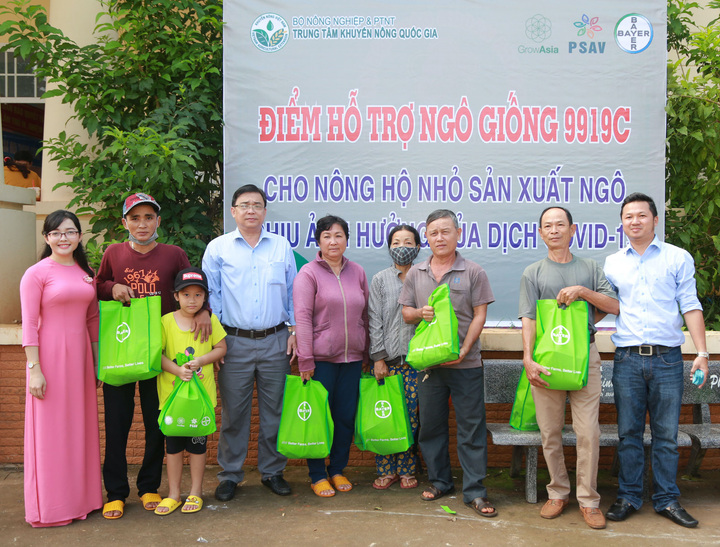 Trao tặng gói hỗ trợ ngô giống chất lượng cao cho bà con Đông Nam Bộ - 3