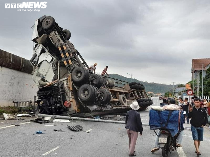 Tránh ổ gà trên cầu vượt, container rơi xuống đường ‘phơi bụng’ - 1