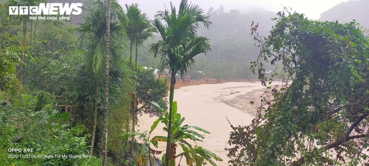 Ảnh: Kinh hoàng cảnh cả ngôi làng ở Quảng Nam biến mất giữa dòng nước lũ - 8