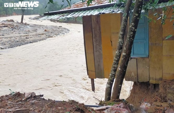 Ảnh: Kinh hoàng cảnh cả ngôi làng ở Quảng Nam biến mất giữa dòng nước lũ - 7