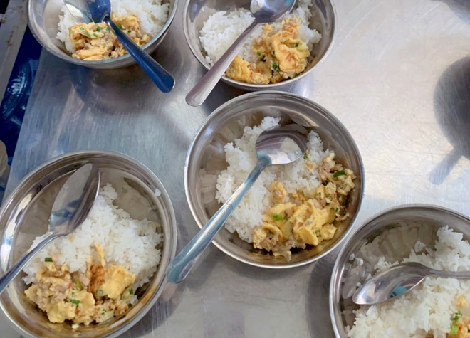 Trường Tiểu học bớt xén suất ăn bán trú của học sinh: Yêu cầu kiểm điểm - 1