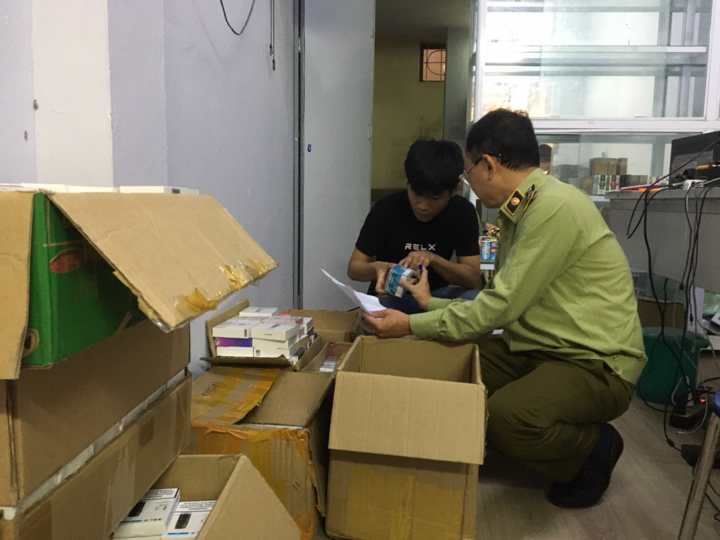 Hà Nội: Thu giữ gần 1.600 máy hút thuốc lá điện tử - 1