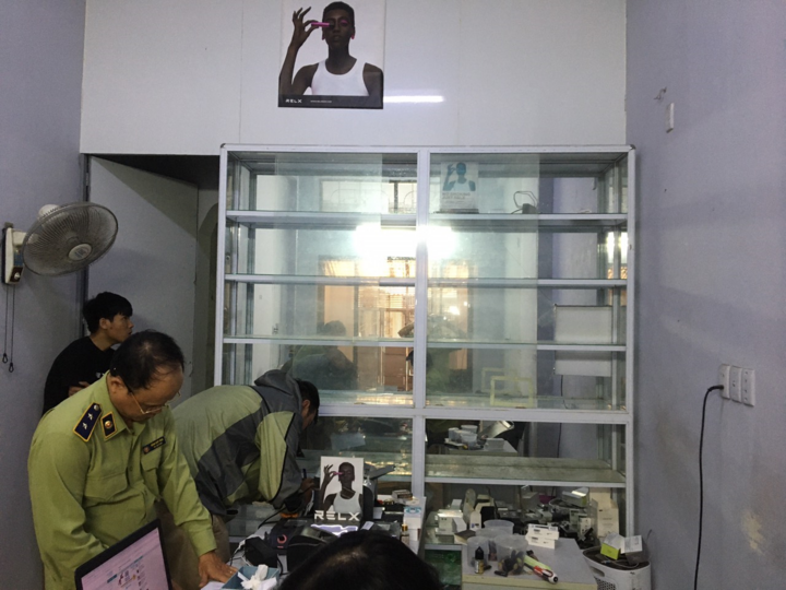 Hà Nội: Thu giữ gần 1.600 máy hút thuốc lá điện tử - 2