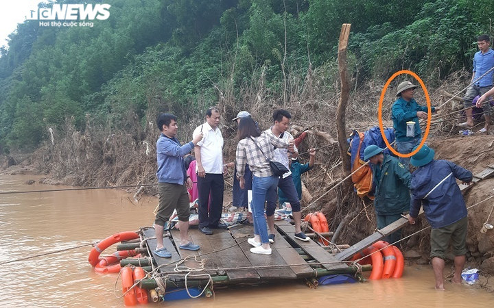 Tình nguyện viên dầm mình 1 tháng trong mưa lũ kéo bè giúp dân - 5