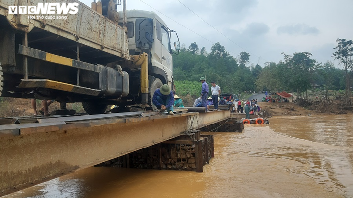 Tình nguyện viên dầm mình 1 tháng trong mưa lũ kéo bè giúp dân - 6