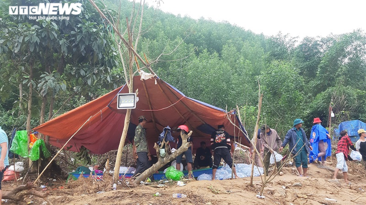 Tình nguyện viên dầm mình 1 tháng trong mưa lũ kéo bè giúp dân - 4