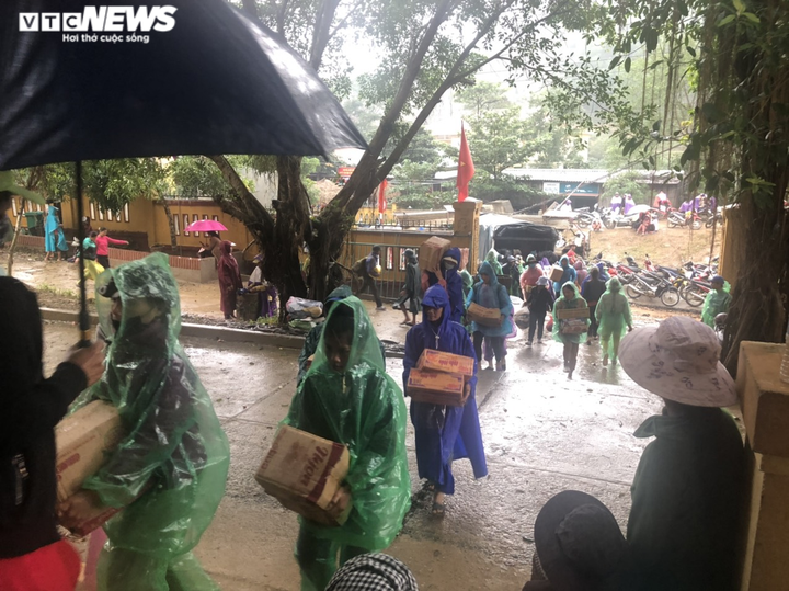 Tình nguyện viên dầm mình 1 tháng trong mưa lũ kéo bè giúp dân - 9