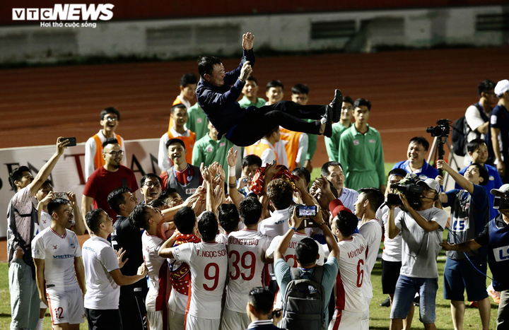 HLV Trương Việt Hoàng: 'Cảm giác chặn đứng Hà Nội FC để vô địch rất đặc biệt' - 1