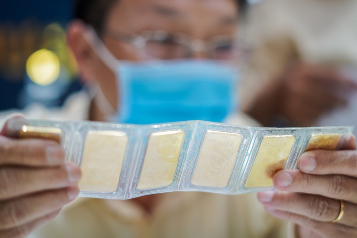 Giá vàng tuần tới có thể lên đến 2.000 USD/ounce? - 1