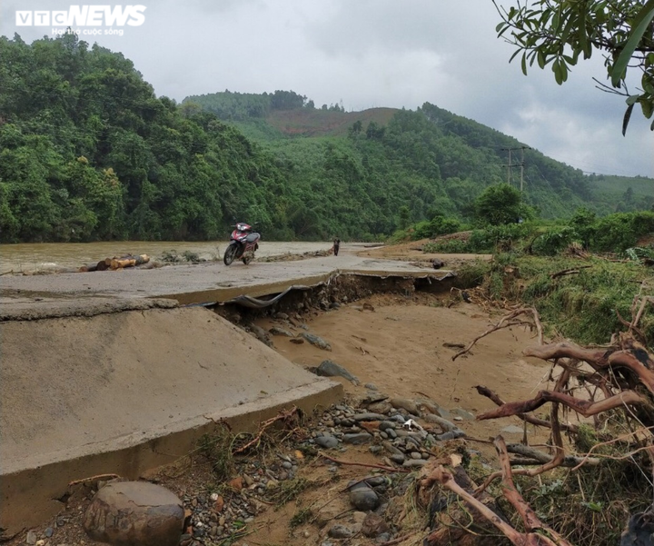 Tình nguyện viên dầm mình 1 tháng trong mưa lũ kéo bè giúp dân - 7