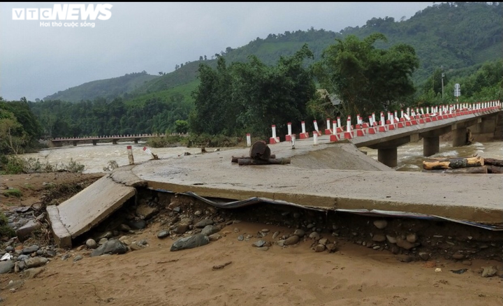 Tình nguyện viên dầm mình 1 tháng trong mưa lũ kéo bè giúp dân - 8