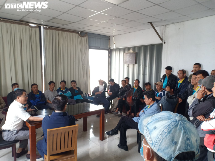 Bị nợ lương dài hạn, hàng trăm tài xế, nhân viên xe buýt ở Đà Nẵng ‘vây’ bến - 2