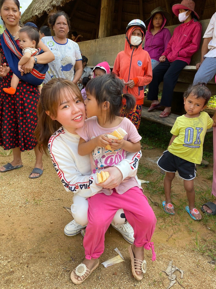 Vượt qua biến cố bị hack Facebook, Huỳnh Anh đi trao quà cho người dân vùng lũ - 5