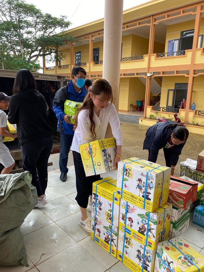 Vượt qua biến cố bị hack Facebook, Huỳnh Anh đi trao quà cho người dân vùng lũ - 3