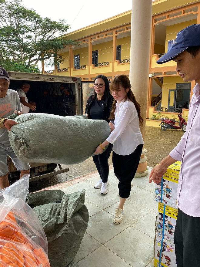 Vượt qua biến cố bị hack Facebook, Huỳnh Anh đi trao quà cho người dân vùng lũ - 2