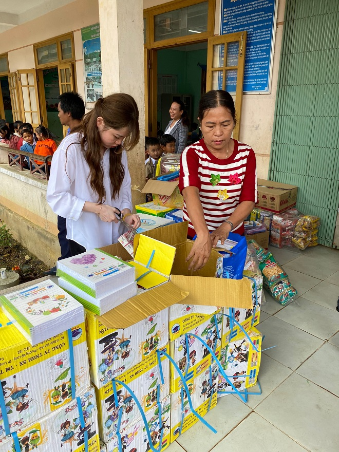 Vượt qua biến cố bị hack Facebook, Huỳnh Anh đi trao quà cho người dân vùng lũ - 4