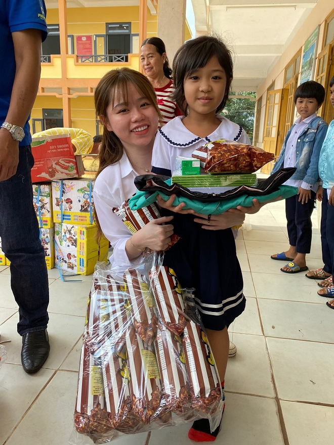 Vượt qua biến cố bị hack Facebook, Huỳnh Anh đi trao quà cho người dân vùng lũ - 6