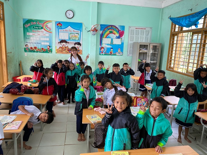 Vượt qua biến cố bị hack Facebook, Huỳnh Anh đi trao quà cho người dân vùng lũ - 7