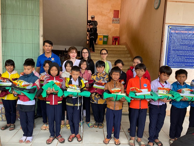 Vượt qua biến cố bị hack Facebook, Huỳnh Anh đi trao quà cho người dân vùng lũ - 8