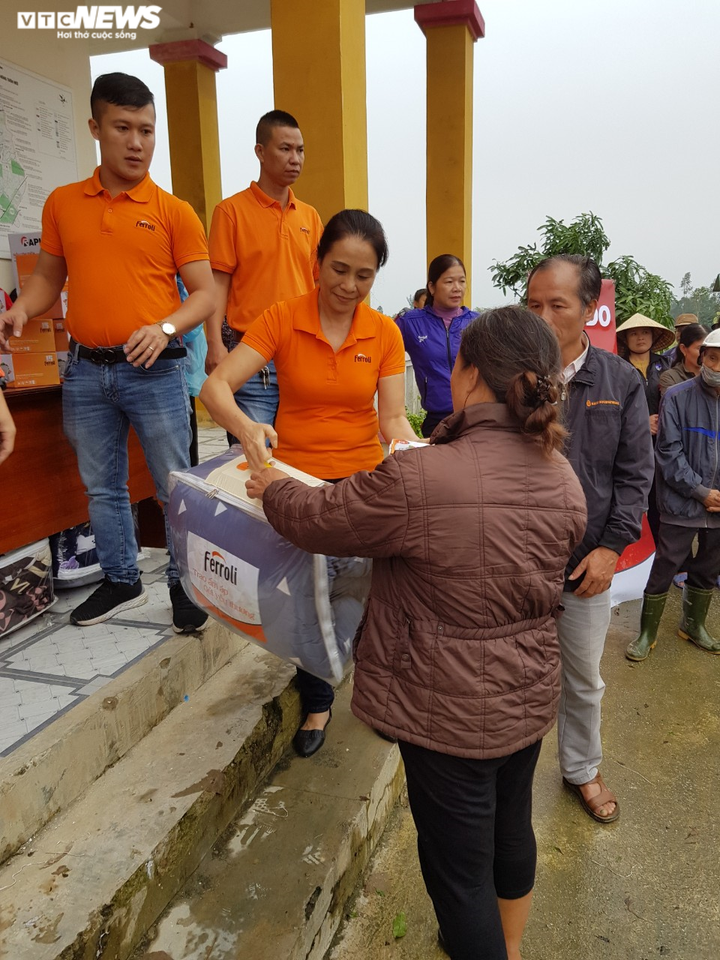 VOV Live kết nối Ferroli và Rapido trao 500 suất quà ủng hộ dân vùng lũ Hà Tĩnh - 1