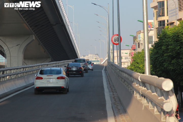 Ảnh: Cảnh đối lập ở Vành đai 2 đoạn Ngã Tư Vọng - Ngã Tư Sở ngày thông xe - 1