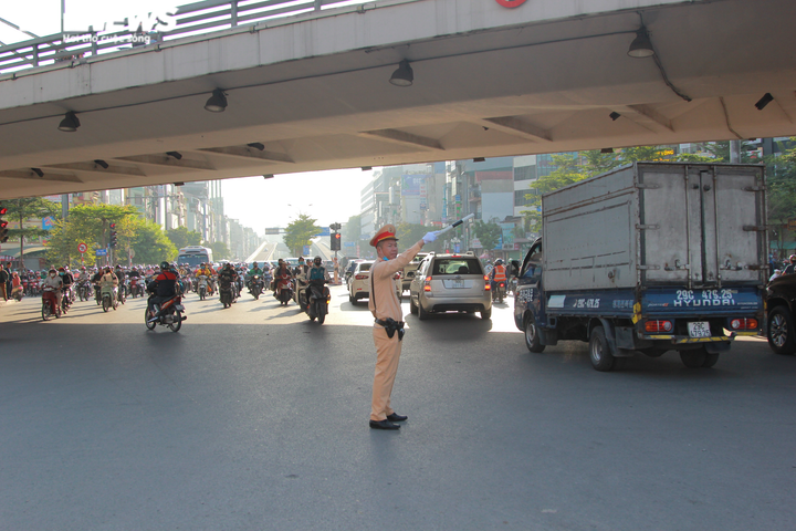 Ảnh: Cảnh đối lập ở Vành đai 2 đoạn Ngã Tư Vọng - Ngã Tư Sở ngày thông xe - 14