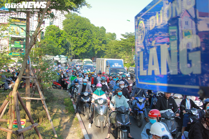 Ảnh: Cảnh đối lập ở Vành đai 2 đoạn Ngã Tư Vọng - Ngã Tư Sở ngày thông xe - 12