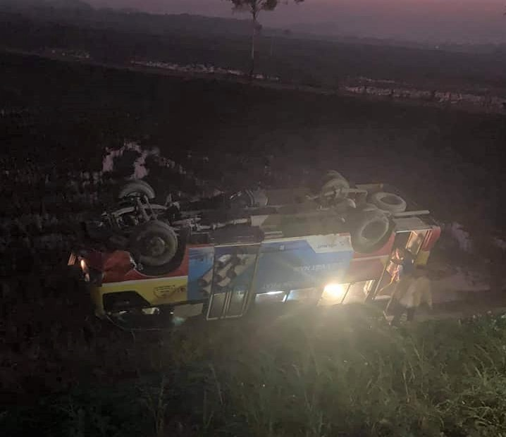 Lật xe buýt ở Nghệ An, hành khách hoảng loạn phá cửa xe thoát thân - 1