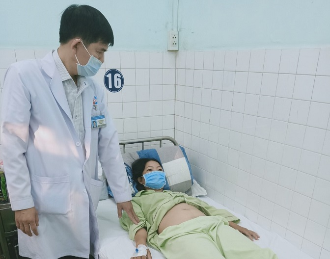 Chiếc xương cá dài 3cm đâm thủng ruột người phụ nữ ở TP.HCM - 2