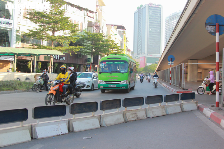 Ảnh: Cảnh đối lập ở Vành đai 2 đoạn Ngã Tư Vọng - Ngã Tư Sở ngày thông xe - 11