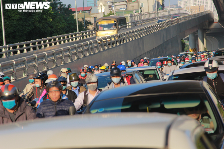 Ảnh: Cảnh đối lập ở Vành đai 2 đoạn Ngã Tư Vọng - Ngã Tư Sở ngày thông xe - 4