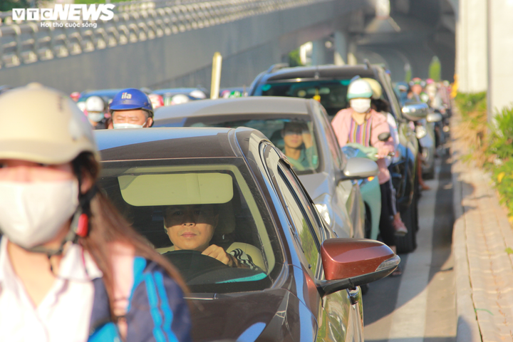 Ảnh: Cảnh đối lập ở Vành đai 2 đoạn Ngã Tư Vọng - Ngã Tư Sở ngày thông xe - 5