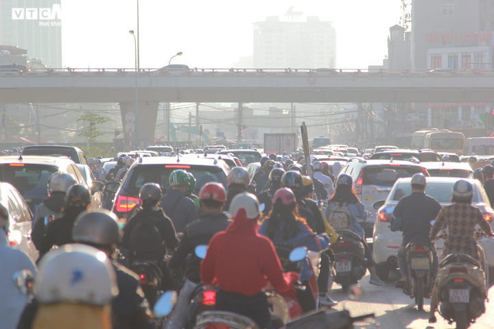 Ảnh: Cảnh đối lập ở Vành đai 2 đoạn Ngã Tư Vọng - Ngã Tư Sở ngày thông xe - 6