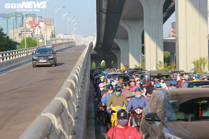 Ảnh: Cảnh đối lập ở Vành đai 2 đoạn Ngã Tư Vọng - Ngã Tư Sở ngày thông xe - 2