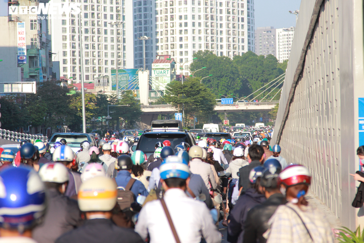 Ảnh: Cảnh đối lập ở Vành đai 2 đoạn Ngã Tư Vọng - Ngã Tư Sở ngày thông xe - 7