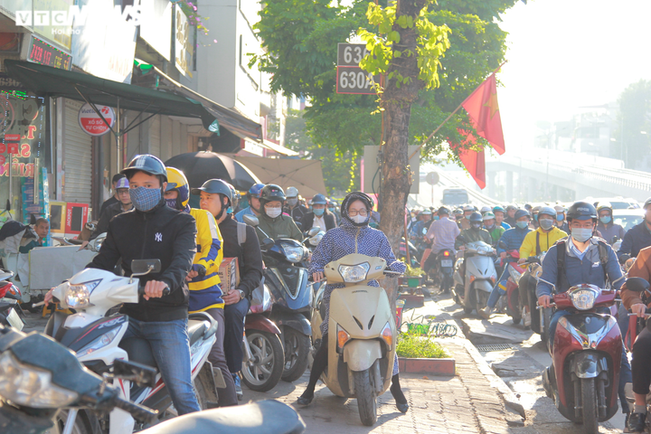 Ảnh: Cảnh đối lập ở Vành đai 2 đoạn Ngã Tư Vọng - Ngã Tư Sở ngày thông xe - 9